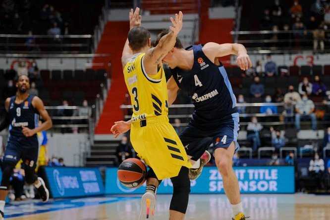 卡瓦哈尔不满阿诺德回防不积极，用手指做走路动作表示抱怨