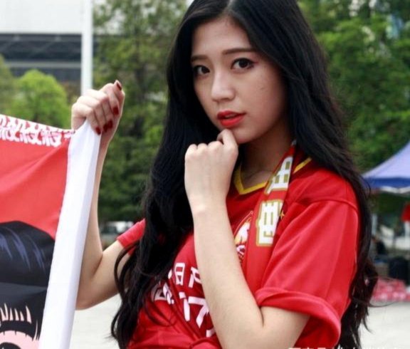 曾获评22年世界杯 “最美球迷” 的女模特，如今转型成为DJ