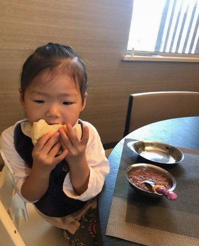 王大雷身着德国球衣与女儿共舞
