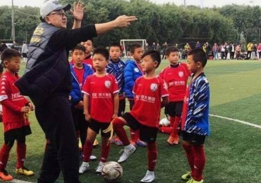 董路认为：足球这项运动不适合亚洲人。他说的正确吗？