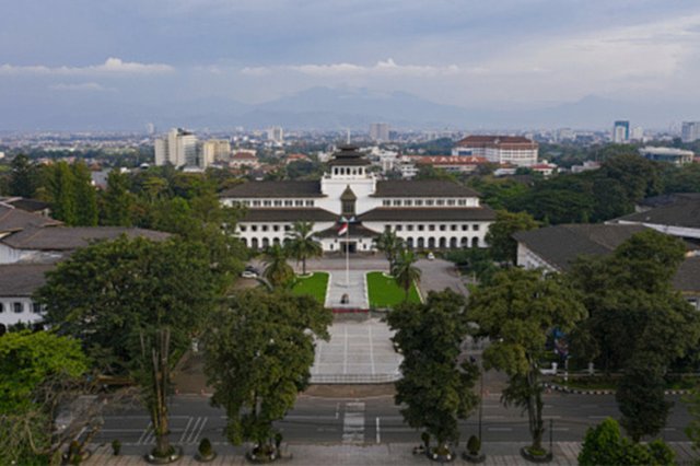 一阿根廷球迷辱骂墨西哥球迷，后者直接对他出示红牌
